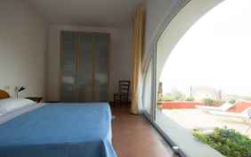 Hier wird die Wand durch ein großes Fenster ersetzt mit Blick auf die Terrasse im L'Arco. 